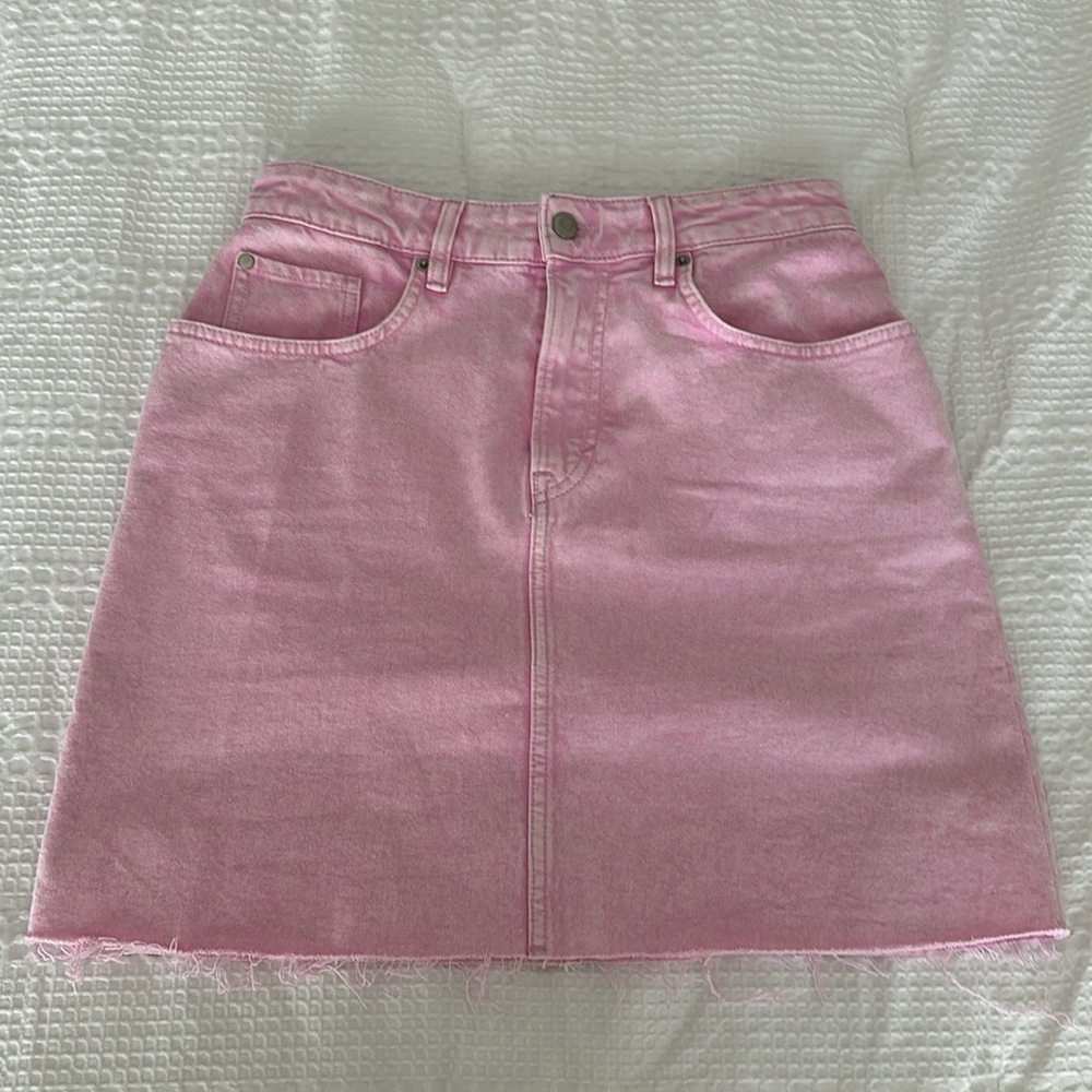 H&M Pink Washed Denim Mini Skirt Raw Hem Women’s Size 6